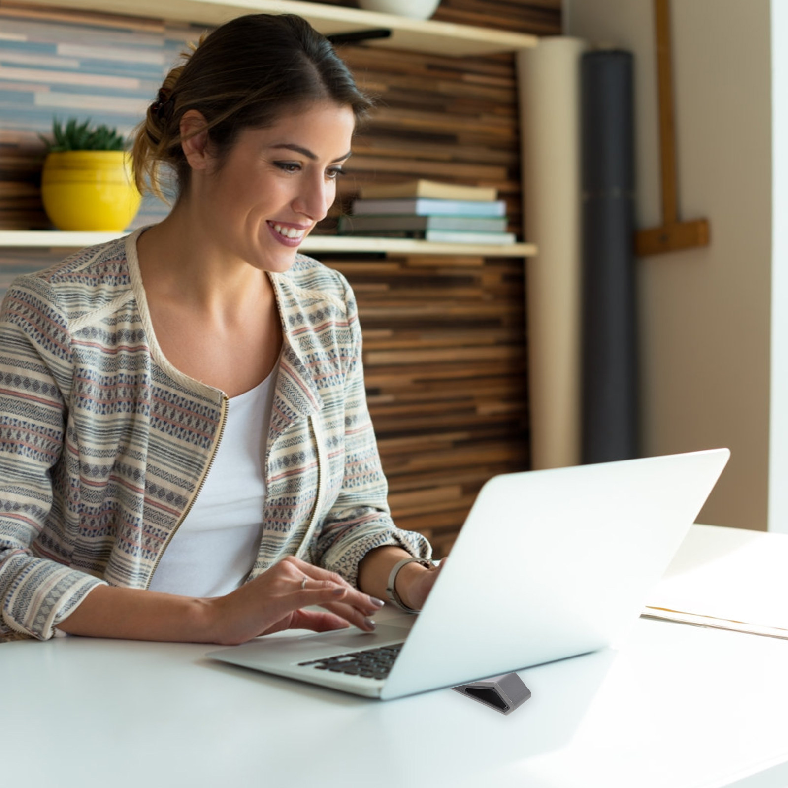 حامل لابتوب قابل للتعديل من قط - مراجعة Desk Setup With Laptop وسعره