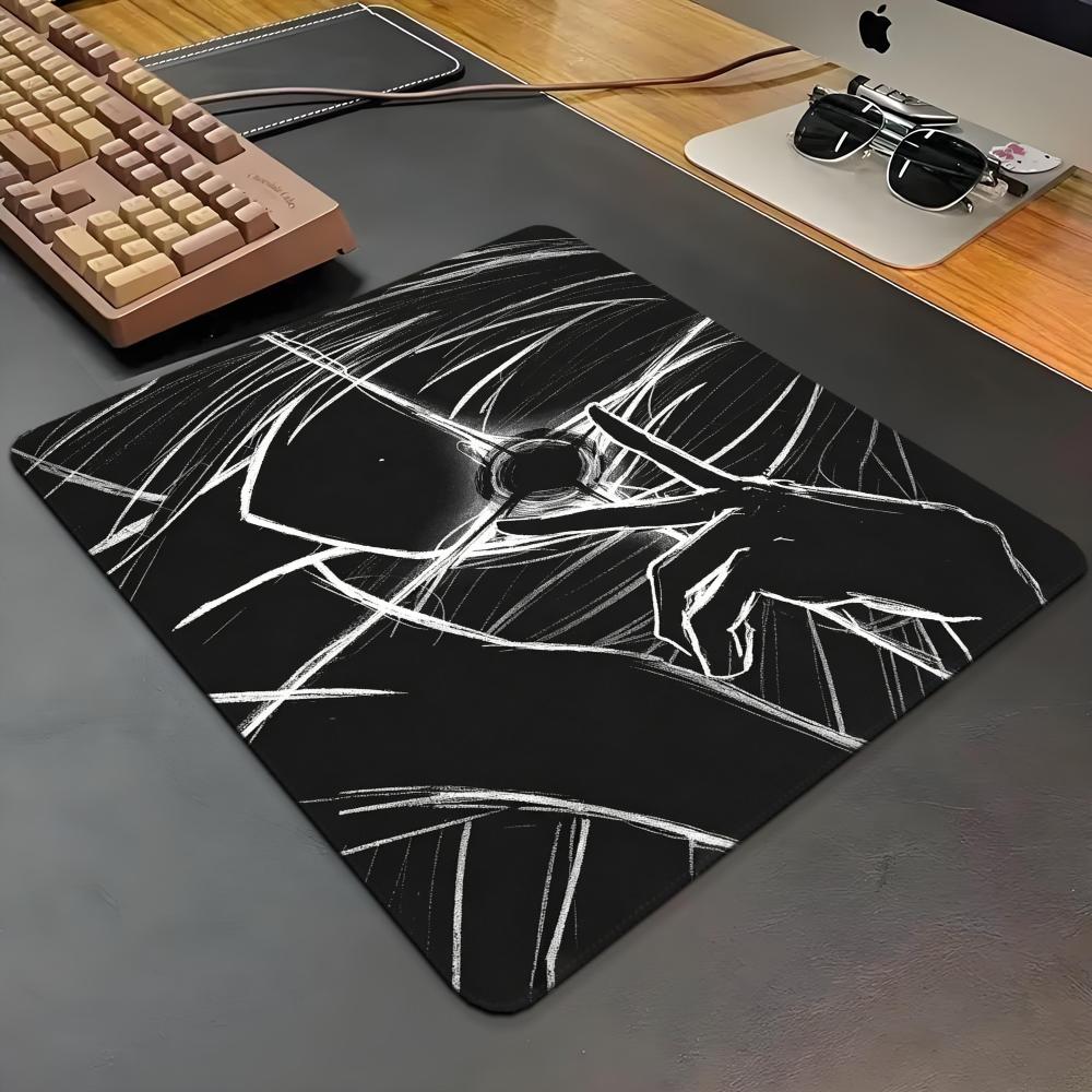 لوحة ماوس بتصميم فتاة قوطية بخ - مراجعة Desk Setup Black وسعره