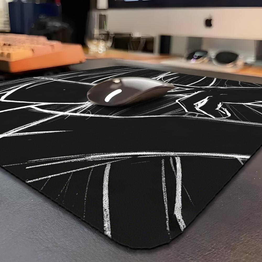 لوحة ماوس بتصميم فتاة قوطية بخ - مراجعة Desk Setup Black وسعره